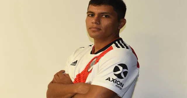 "Vasco firma acordo para aquisição de zagueiro do River Plate."