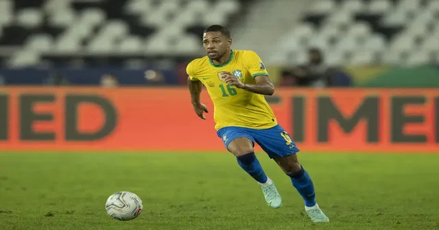 O Al-Hilal busca assinar com Renan Lodi.