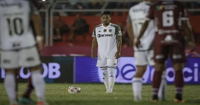 Atlético-MG enfrenta desafios sem Hulk, sofrendo com condições do gramado e sofrendo derrota diante do Patrocinense.