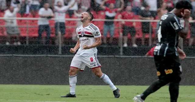 "Calleri menciona Ceni e Dorival e explica por que vencer na Neo Química Arena não o coloca 'na história'"